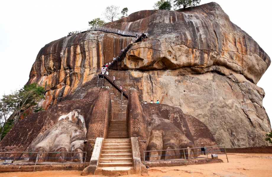 Sigiriya-Ruins-of-the-Lion-Mouth-entrance