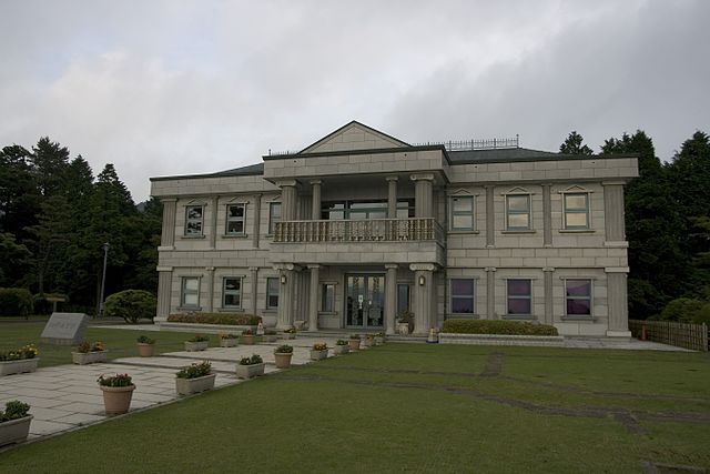 This image has an empty alt attribute; its file name is hakne-palace-japan.jpg
